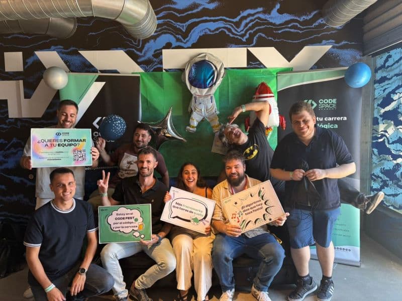 El equipo de AlmeríaTech con carteles en el photocall de CodeFest