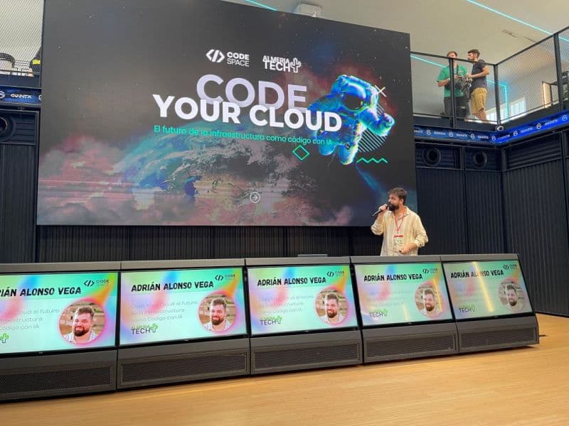 Adrián Alonso presentando Code Your Cloud sobre el escenario de CodeFest